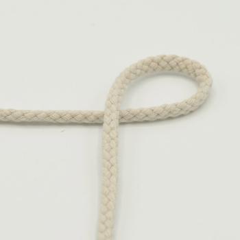 Kordel rund 6 mm in Sand, Nahaufnahme der geflochtenen Oberfläche
